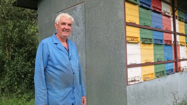 Aleš Rodman čebelar in predsednik čebelarskega društva Kras-Brkini