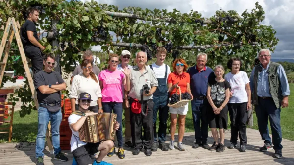 Pred dnevi so v Truškah pri Marinku Rodici (v sredini) turistični 
novinarji na čelu z Marjano Grčman (ob njem) opravili novinarsko 
trgatev.