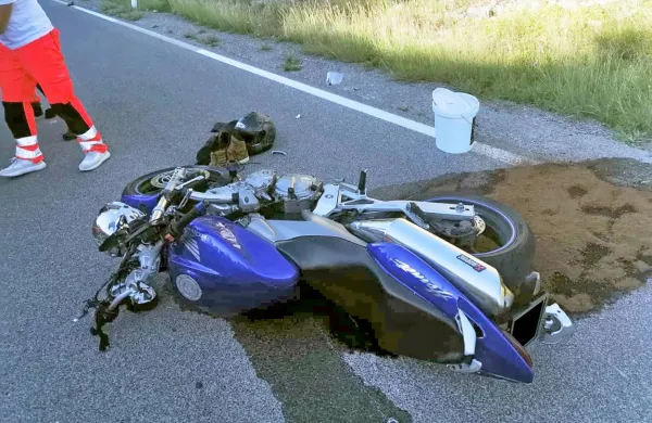 Pri Vrhovljah se je huje poškodoval motorist z Gorenjske.