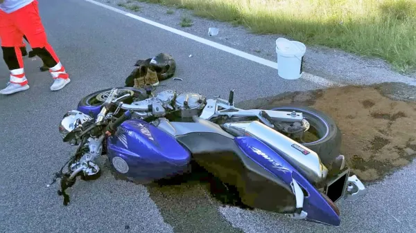 Pri Vrhovljah se je huje poškodoval motorist z Gorenjske.