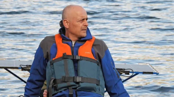 Niko Milharčič na morju s čolnom na sončno energijo, ki ga je 
izdelal sam.