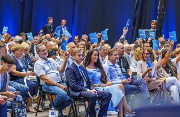 Članstvo Gibanja Svobode je Robertu Golobu podelilo nov mandat 
na čelu stranke. Golob je bil edini kandidat za predsednika.