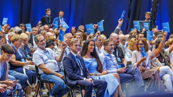 Članstvo Gibanja Svobode je Robertu Golobu podelilo nov mandat 
na čelu stranke. Golob je bil edini kandidat za predsednika.