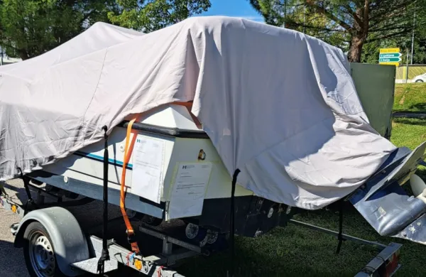 Na parkirišču ob šempetrski bolnišnici je pristala prikolica s 
čolnom.



