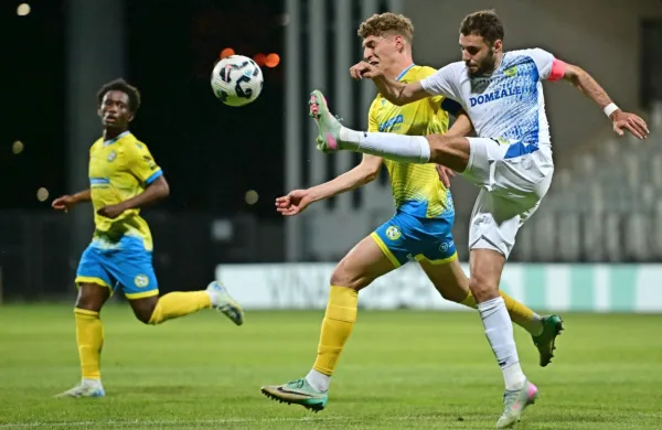 Domžale (v beli opremi) in Koper se bosta pomerila nocoj ob 
20.15.