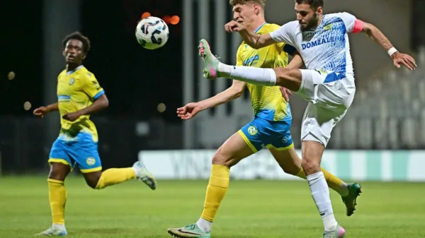 Domžale (v beli opremi) in Koper se bosta pomerila nocoj ob 
20.15.