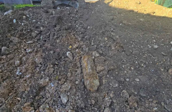 Strojnik je z žlico delovnega stroja zadel v nekaj kovinskega ...



