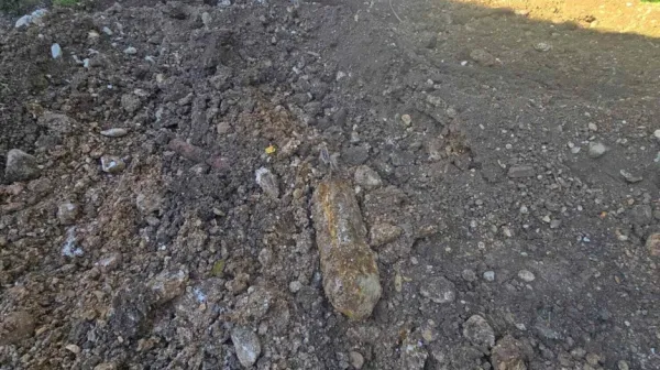 Strojnik je z žlico delovnega stroja zadel v nekaj kovinskega ...



