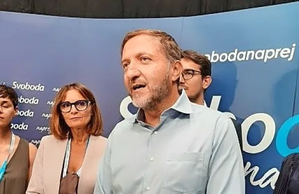 Na ministrstvu za finance so danes zanikali, da je minister Klemen 
Boštjančič na kongresu Gibanja Svobode v soboto dejal, da bi 
vlada lahko odstopila od uvedbe obvezne božičnice.