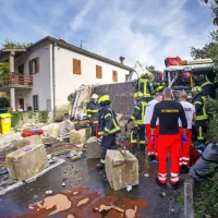 Zaradi hude prometne nesreče zaprta cesta Bertoki - Sveti Anton. Nesreči so botrovale zavore. (FOTO)