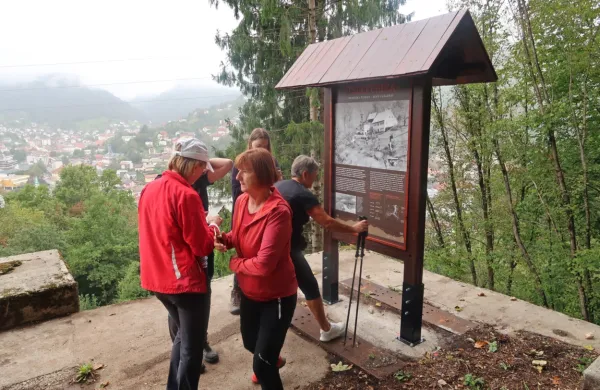 Obiskovalcu se na razglediščih z novimi obeležji ponuja popoln 
pogled na Idrijo.