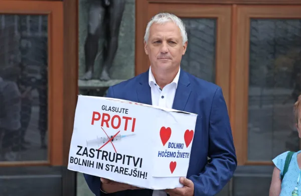 Alešu Primcu pri zbiranju podpisov očitajo zavajanje.