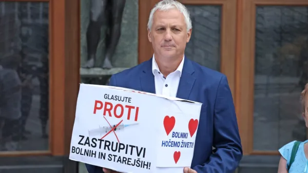 Alešu Primcu pri zbiranju podpisov očitajo zavajanje.