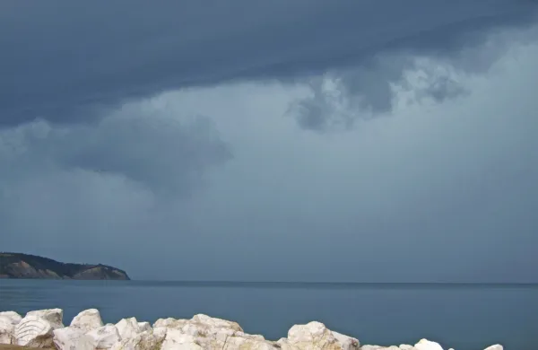 Zvečer in ponoči na Primorskem možne plohe in nevihte