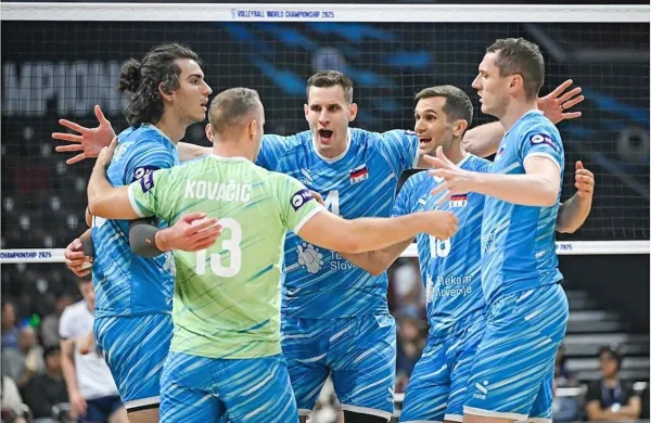 To je pričakovana prva postava današnjega obračuna Slovenije in 
ZDA - s hrbti obrnjeni so (z leve) Nik Mujanović, Jani Kovačič in 
Tonček Štern. V ozadju stojita (z leve) Jan Kozamernik in Gregor 
Ropret.