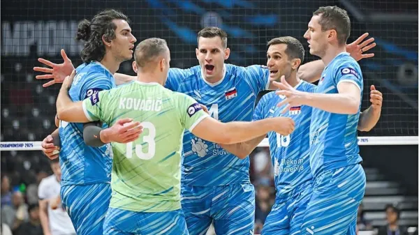 To je pričakovana prva postava današnjega obračuna Slovenije in 
ZDA - s hrbti obrnjeni so (z leve) Nik Mujanović, Jani Kovačič in 
Tonček Štern. V ozadju stojita (z leve) Jan Kozamernik in Gregor 
Ropret.