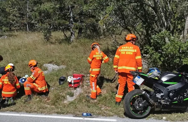 Italijanski motorist se je pri padcu na kraški cesti predvidoma lažje 
poškodoval.