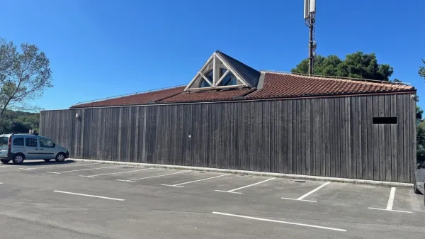 Nekdaj priljubljena ribja restavracija je danes obdana z leseno 
panelno ograjo. Občina načrtuje, da bo tu sedež upravljavca 
krajinskega parka.