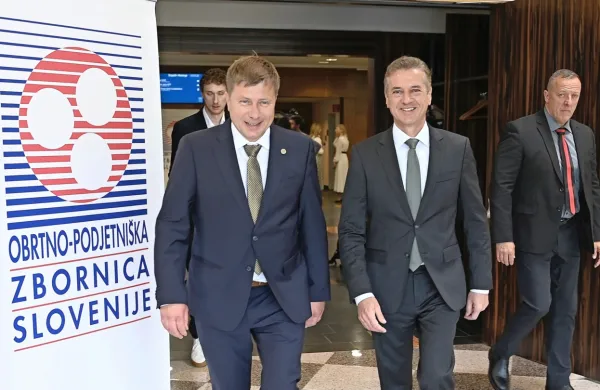 Predsednik OZS Blaž Cvar (levo) in premier Robert Golob