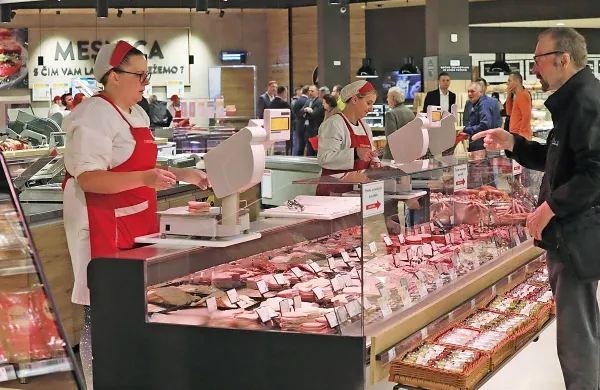 Zaradi pomanjkanja kadra so delavci v trgovinah preobremenjeni, 
pogoji dela se slabšajo, ogroženi so njihovo zdravje, varnost pri 
delu in dostojanstvo, opozarjajo v Sindikatu delavcev trgovine 
Slovenije. Fotografija je simbolična.