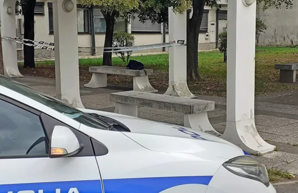 Na kamniti klopci pred vhodom na tožilstvo, katere stavba se drži 
sodišča, so opazili črn nahrbtnik.