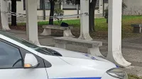 Na kamniti klopci pred vhodom na tožilstvo, katere stavba se drži 
sodišča, so opazili črn nahrbtnik.