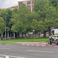 Pred sodi&scaron;čem izvedli vajo evakuacije, pred vhodom na tožilstvo pa se je pojavil sumljiv nahrbtnik (FOTO)