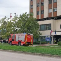 Pred sodi&scaron;čem izvedli vajo evakuacije, pred vhodom na tožilstvo pa se je pojavil sumljiv nahrbtnik (FOTO)