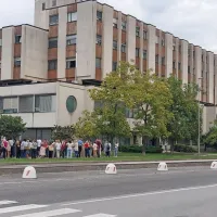 Pred sodi&scaron;čem izvedli vajo evakuacije, pred vhodom na tožilstvo pa se je pojavil sumljiv nahrbtnik (FOTO)