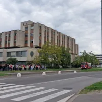 Pred sodi&scaron;čem izvedli vajo evakuacije, pred vhodom na tožilstvo pa se je pojavil sumljiv nahrbtnik (FOTO)