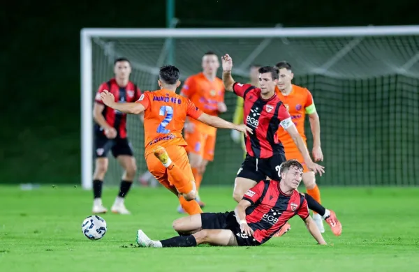 Nogometaši Primorja (v rdeče-črnih dresih) so po vodstvu z 2:0 
klonili pred Celjani.