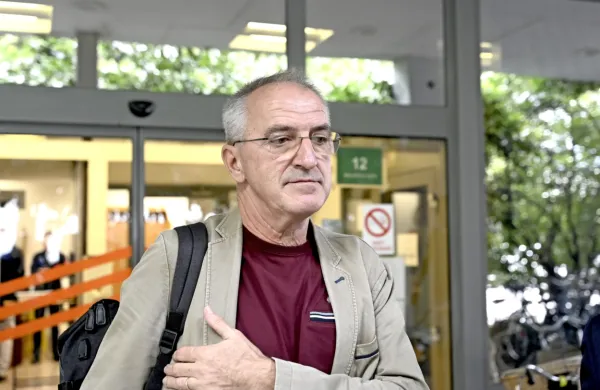Nekdanji direktor STA Bojan Veselinovič je uspel s tožbo proti 
nekdanjemu direktorju Ukoma Urošu Urbaniji.