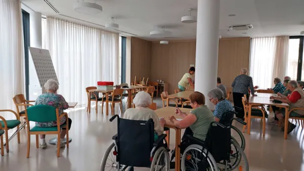 V domu je trenutno nekaj čez 140 stanovalcev, sprejem novih so 
ustavili do prihoda dodatnih kadrov.