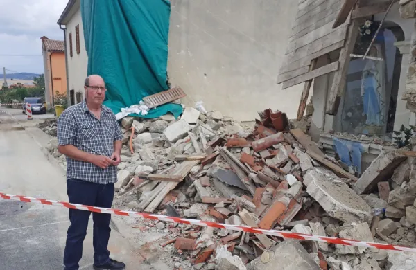 Dorjan Muženič ob ruševinah kapelice in vogala svoje hiše