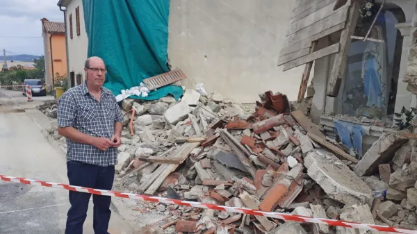 Dorjan Muženič ob ruševinah kapelice in vogala svoje hiše