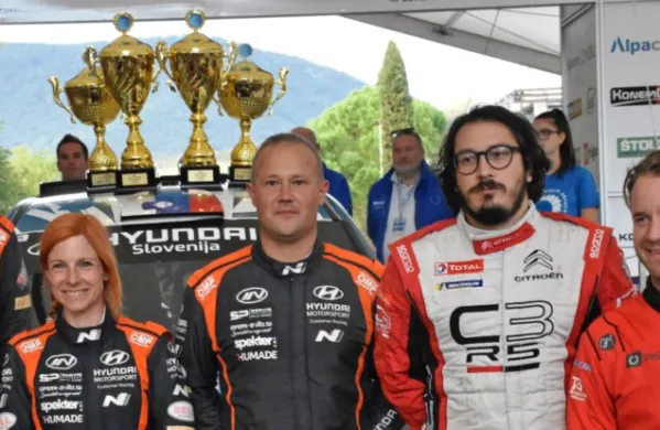 Tako se je generalno razpletel lanski reli: z leve sta tretja Marko 
Grossi in Tara Berlot, zmagovalca Rok Turk in Blanka Kacin ter 
druga Mads Odsberg in Sergiu Itu.