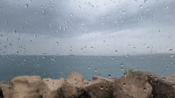 dež sivo nebo oblaki morje vreme