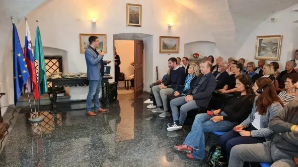 Tolminski graščaki na zgodovinskem pomniku v sodobni preobleki