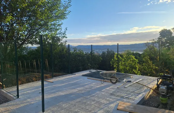 Na Benčičevi ulici so postavili ekološki otok, ki razburja nekatere prebivalce.