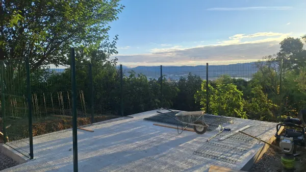 Na Benčičevi ulici so postavili ekološki otok, ki razburja nekatere prebivalce.