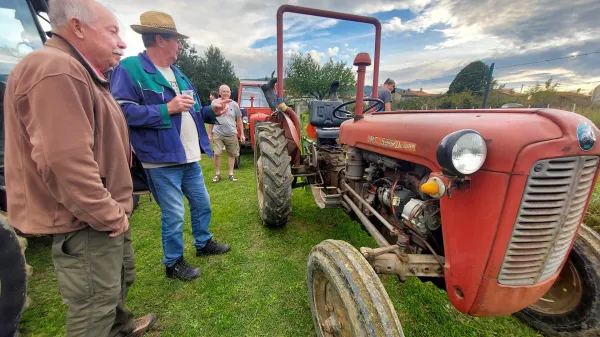 Bilje 1. Traktor zbor Bilje Mladi Bilje Dru?tvo Kaga ?kulje Bilje predstavitev traktorji starodobni avtomobili kme?ke igre dru?abni program