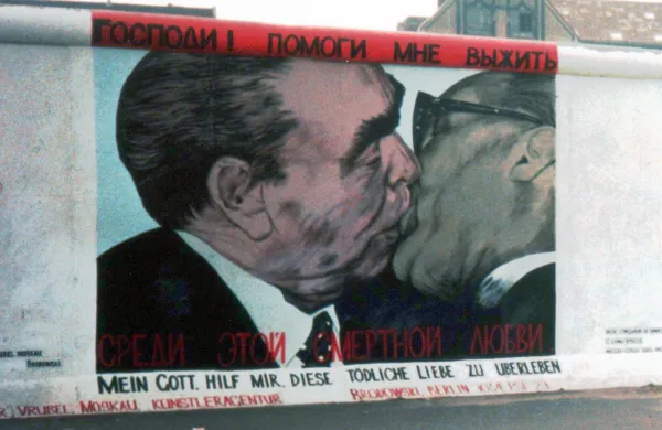 Najbolj znano umetni&scaron;ko delo East Side Gallery je "bratski poljub".
