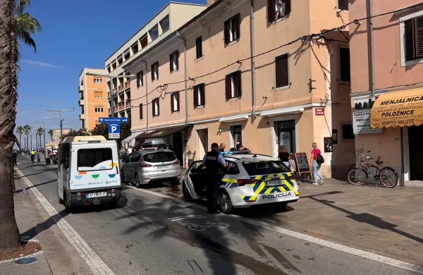 Potopni valj na Pristaniški ulici poškodoval vsaj pet vozil