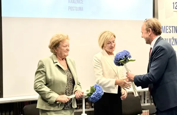 Nekdanji direktorici knjižnice (z leve) Marija Grmek in Alenka Curk ter aktualni direktor Uroš Mlinar