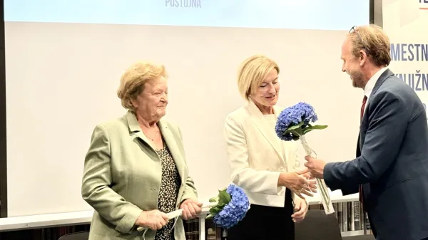 Nekdanji direktorici knjižnice (z leve) Marija Grmek in Alenka Curk ter aktualni direktor Uroš Mlinar