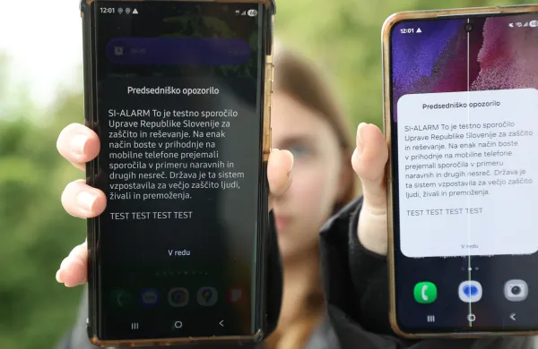 Vsi slovenski uporabniki mobilnih telefonov bi v soboto na svoje mobitele morali dobiti testna sporočila.