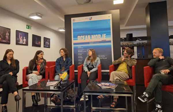 Predstavo Ocean morje so predstavili (z leve): Sara Gorše, Lara Komar, Rok Ličen, Helena Šukljan, Ivan Loboda in Rok Matek