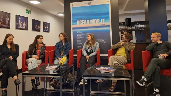 Predstavo Ocean morje so predstavili (z leve): Sara Gorše, Lara Komar, Rok Ličen, Helena Šukljan, Ivan Loboda in Rok Matek