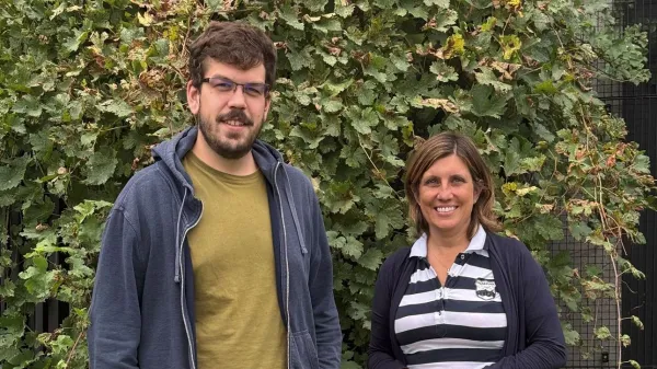 Dr. Maja Podgornik in Karlo Kopjar, predstavnika Inštituta za oljkarstvo ter Inštituta za vinogradništvo in vinarstvo ZRS Koper, menita, da je prihodnost nasadov v tehnološki obdelavi. 