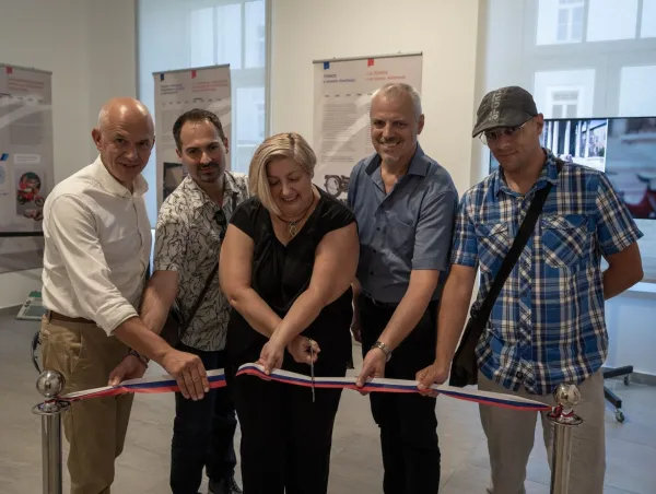 Z leve: Janko Boštjančič, direktor PVZ, Matej Muženič, soavtor razstave, Nada Čibej, direktorica PAK, Robert Smrdelj, župan občine Pivka, in Jan Cotič, soavtor razstave 